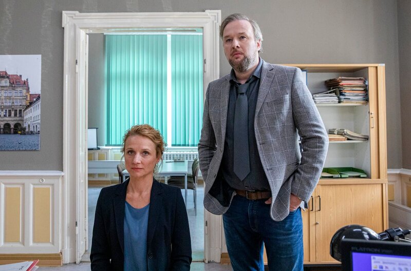 Staatsanwältin Anne Konzak (Christina Große) unterstützt Dr. Grimm (Stephan Grossmann) in seiner Ermittlung gegen Butsch. – Bild: MDR/​Molina Film/​Maor Waisburd