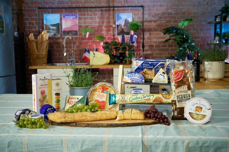 Von Macarons bis Blauschimmelkäse: Viele französische Produkte gibt es längst auch in deutschen Supermärkten – doch um Delikatessen handelt es sich dabei nicht. – Bild: ZDF und Guido Engels