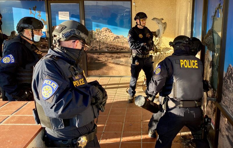 Law enforcement during a raid. – Bild: National Geographic