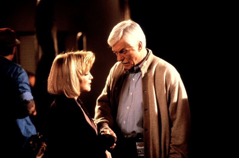 Mark (Dick Van Dyke, r.) verhört die Produzentin Betty Manning (Barbara Mandrell, l.). Während einer Live-Fernsehshow wurde ihr Star Mickey MacShayne in seiner Garderobe ermordet. – Bild: ProSieben Media AG