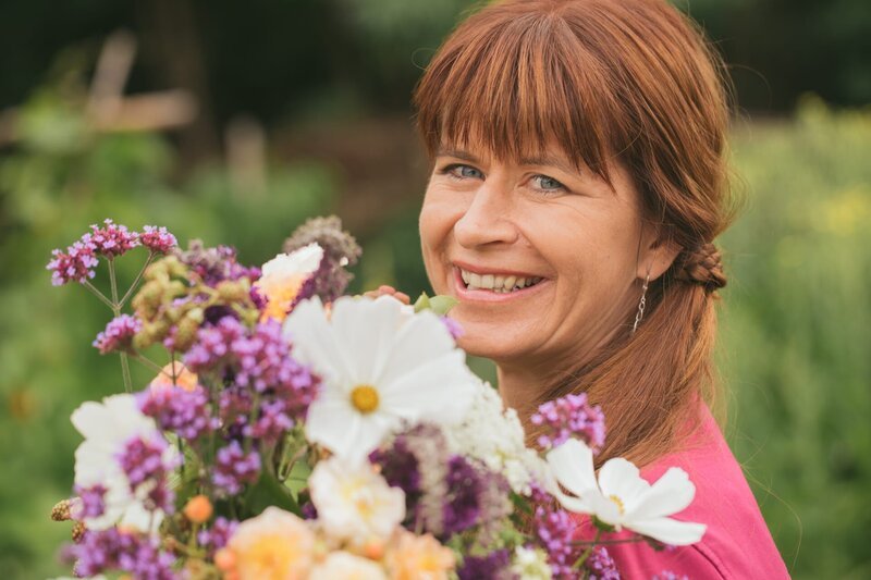 Moderatorin Sabrina Nitsche schneidet im Querbeet-Garten einen sommerlichen Blumenstrauß. – Bild: BR/Lisa Hinder Moderatorin Sabrina Nitsche schneidet im Querbeet-Garten einen sommerlichen Blumenstrauß. – Bild: BR/Lisa Hinder