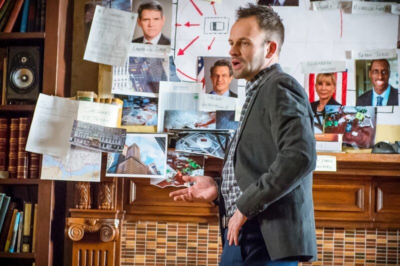 Sherlock Holmes (Jonny Lee Miller) hat wie immer kluge Ansichten zum aktuellen Fall, doch ihn nervt die Mitwirkung seines früheren Kollegen Lestrade kolossal … – Bild: CBS Television Lizenzbild frei
