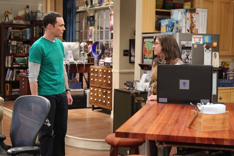 Sheldon (Jim Parsons, l.) ist entsetzt, als Amy (Mayim Bialik, r.) plötzlich mit einem neuen Laptop vor ihm steht, nachdem sein alter kaputt gegangen ist. Währenddessen lassen Leonard und Howard ihre Frauen an ihrer Erfindung arbeiten, während sie selbst heimlich ins Kino gehen … – Bild: Warner Brothers