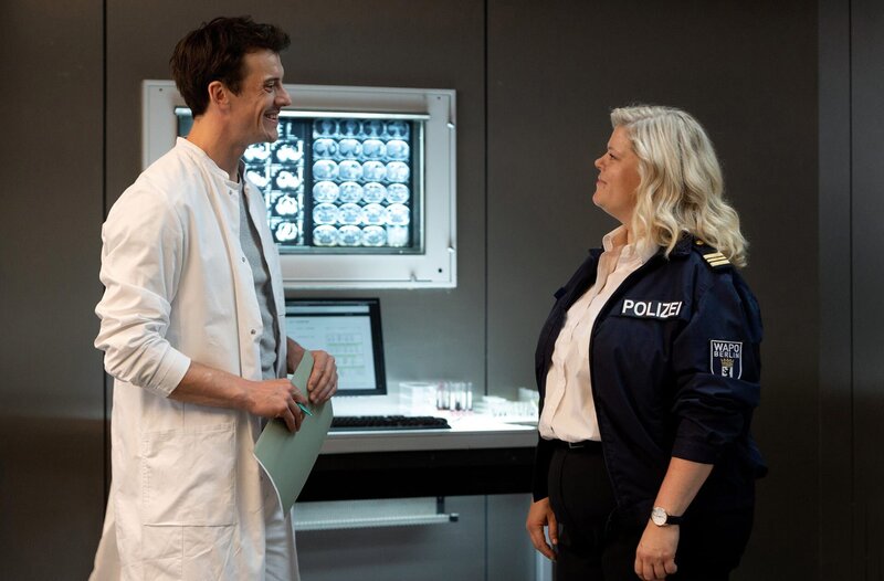 Dr. Niklas Dillinger (Florian Maria Sumerauer, l.) und Hanna Kowollik (Marie Schönburg, r.) lernen sich in der Gerichtsmedizin kennen. – Bild: ARD/​Daniela Incoronato