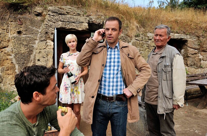 Klara und ihr Nachbar Thomas Wolff haben bei einem Picknick-Ausflug zu den Höhlenwohnungen in Langenstein eine Leiche gefunden. Hauptkommissar Paul Kleinert und Herr Kausch tauchen fast zeitgleich am Tatort auf. – Bild: MDR/​Hardy Spitz