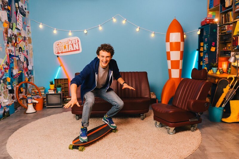 Ceyda und Anton (Merle de Villiers, Danilo Kamber, hinten re.) freuen sich über die Festnahme des Täters Harald Stucke (Michael Lott) durch die Polizei. – Bild: NDR/​Romano Ruhnau