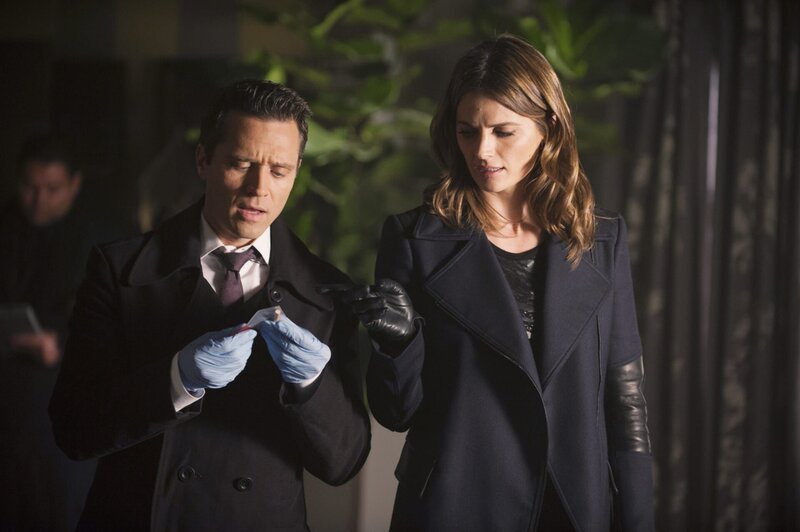 Versuchen, einen neuen Mordfall aufzuklären: Ryan (Seamus Dever, l.) und Beckett (Stana Katic, r.) … – Bild: ABC Studios Versuchen, einen neuen Mordfall aufzuklären: Ryan (Seamus Dever, l.) und Beckett (Stana Katic, r.) … – Bild: ABC Studios
