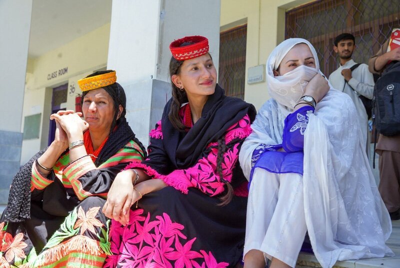 Persikila mit ihrer Mutter beim Besuch ihrer Schwester Sophie in der Universität Chitral. – Bild: ORF/​New Docs/​K22 Film/​Markus Lerchbaum