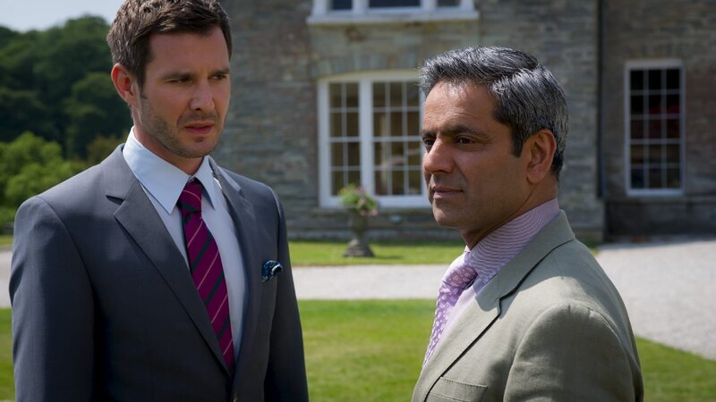 Rajanis Vater Murali möchte, dass Andrew die Hochzeit seiner Tochter vorbereitet. (v. li. n. re. Jochen Schropp, Amerjit Deu) – Bild: port.hu