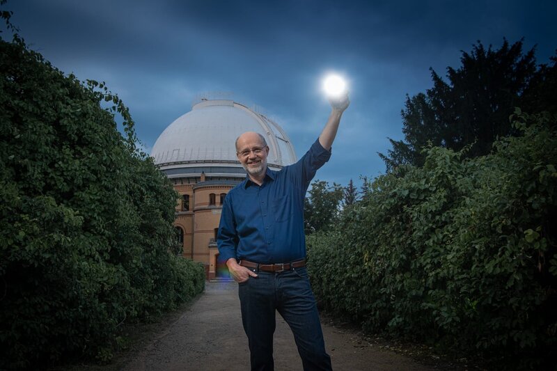 Es ist groß, schwer und gefräßig- das gewaltigste Monster in unserem Universum. Doch niemand weiß, was in seinem Inneren passiert. Harald Lesch begibt sich in den Sog des Schwarzen Lochs. – Bild: ZDF