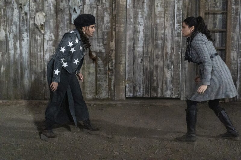 Maggie Vera (Sarah Jeffery, l.); Mel Vera (Melonie Diaz, r.) – Bild: The CW Network, LLC. /​ Colin Bentley