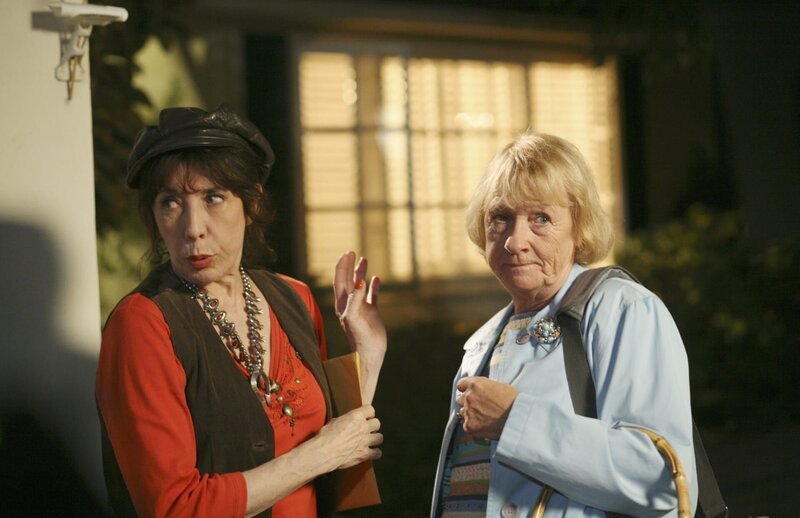 Gemeinsam versuchen sie Details über Daves Vergangenheit einzuholen: Mrs. McCluskey (Kathryn Joosten, r.) und ihre Schwester Roberta (Lily Tomlin, l.) … – Bild: ProSiebenSat.1 Media SE
