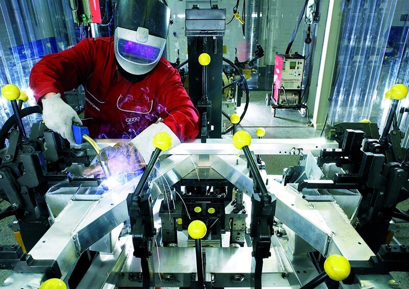 Megafactories lifts the lid on how millions of your everyday products and iconic designs begin life on the assembly line. – Bild: Audi of America