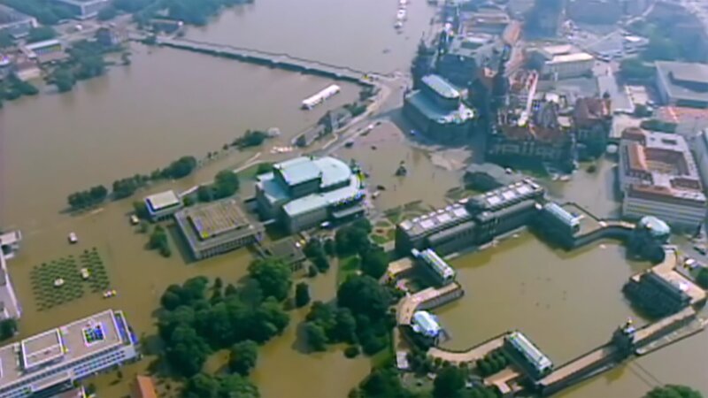 Jahrhundertflut in Sachsen im August 2002. Über 40 000 Hektar Land werden vom Hochwasser überschwemmt. Es hinterlässt Schäden in Höhe von 9,2 Milliarden Euro. – Bild: ZDF