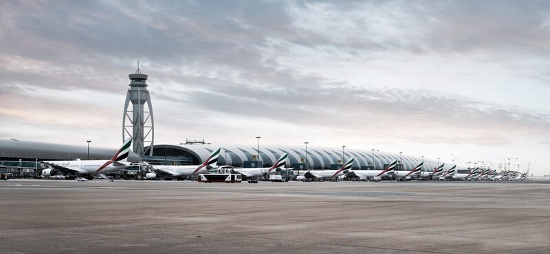 Fifty million passengers, 6,000 flights a week and a lot of baggage equals an incredible task for Dubai airport staff – from the baggage handlers on the ground to the air traffic controllers monitoring the skies – to keep things running smoothly. The series goes behind-the-scenes of this non-stop operation to explore the technological challenges, cutting-edge engineering and stunning architecture alongside a truly international cast of characters who deal every day with the pressures of running a very large, dynamic airport. – Bild: National Geographic
