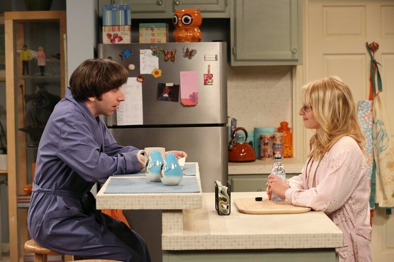 Howard hat Schwierigkeiten sich zu entscheiden, ob er einen Brief von seinem Vater lesen möchte, während Bernadette wissen will, was in dem noch ungeöffneten Schreiben steht. – Bild: Warner Bros. Television