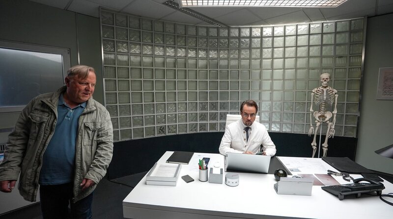 Axel Prahl (Thiele) und Jan-Josef Liefers (Boerne) am Set in der Pathologie. – Bild: NDR/WDR/Dokfilm/Jan Urbanski Axel Prahl (Thiele) und Jan-Josef Liefers (Boerne) am Set in der Pathologie. – Bild: NDR/WDR/Dokfilm/Jan Urbanski