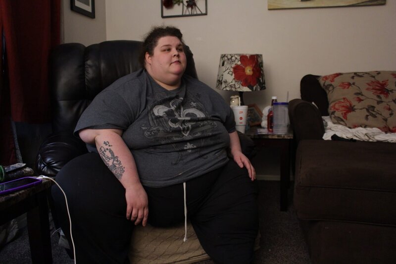 Sarah sits on her chair at home. – Bild: Discovery Communications