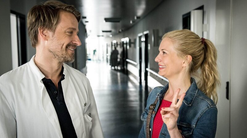 Jenny (Birte Hanusrichter) fragt Dr. Fischer (Max von Pufendorf) um Rat. – Bild: RTL /​ Christoph Assmann