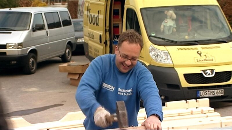 Maik hat sich viel vorgenommen.. – er möchte für sich und seine Freundin ein Blockhaus bauen. – Bild: RTL II