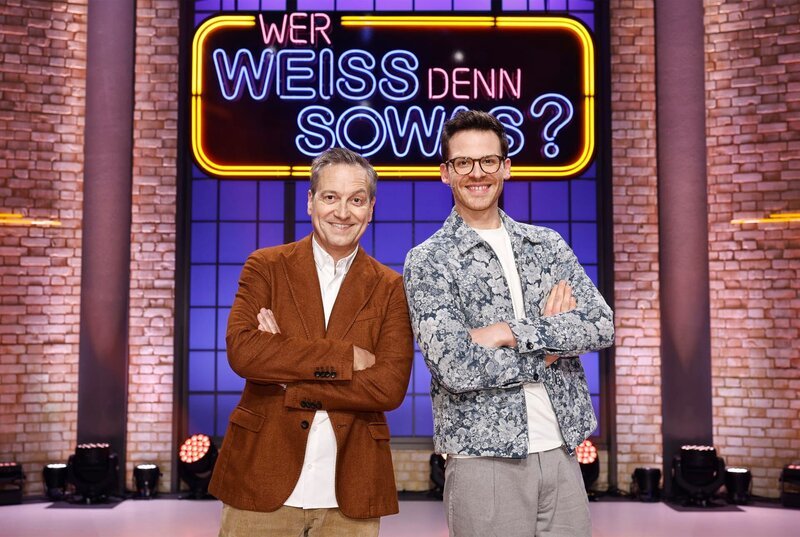 Die Kandidaten dieser Sendung: Den Kabarettist, Autor und Fernsehmoderator Dieter Nuhr (l.) und der Komiker und Moderator Martin Frank (r.). – Bild: ARD/​Morris Mac Matzen