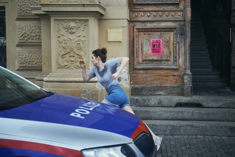 Niemand glaubt Norah (Deleila Piasko). Als ihr auch die Polizei nicht helfen will, bleibt nur die Flucht. – Bild: ZDF und Tomas Mikule