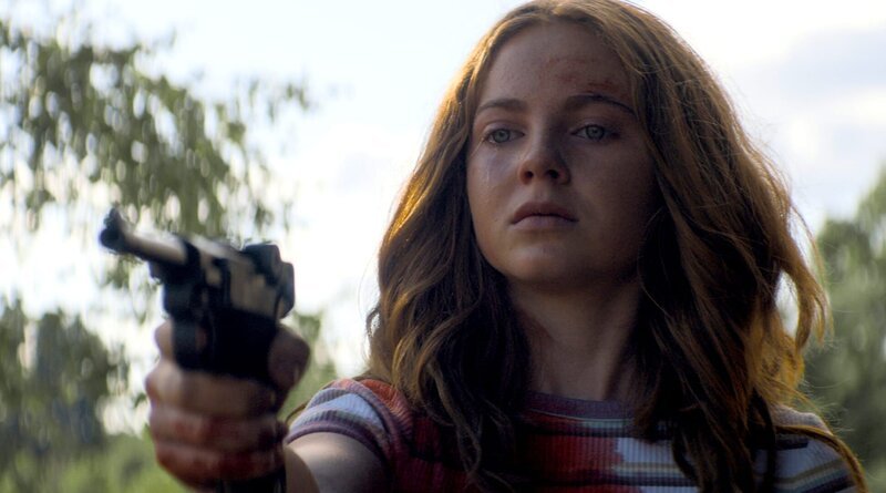Rückblende: Maggie (Alix Heyblom) gerät außer sich, als ihr Bruder angegriffen wird. – Bild: ARD Degeto/​Syrreal Dogs GmbH/​CBS Studios/​Repro/​Repro