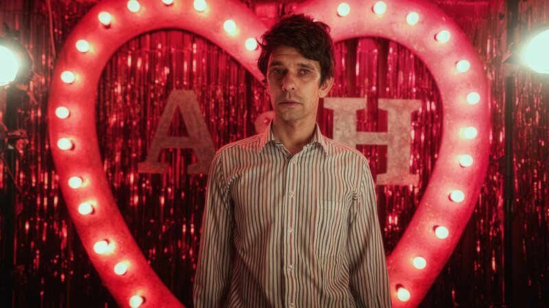 Adam (Ben Whishaw) wird alles zu viel. Paralysiert und erschlagen von seiner Situation, muss er auf die Bühne treten, um eine Rede zu halten. Doch dann schockiert er alle. – Bild: ZDF und Anika Molnar