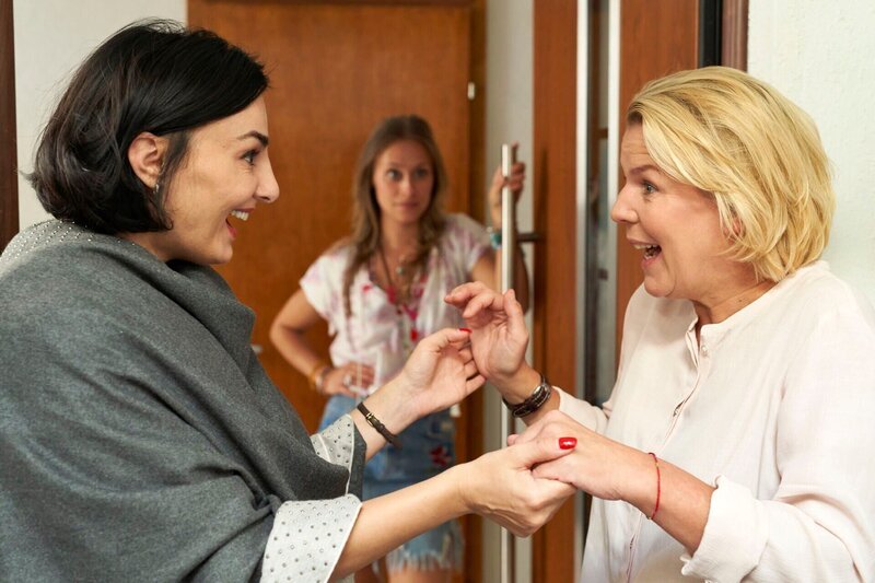Ohne Ankündigung steht plötzlich Evas (Mirja Boes, r.) alte Freundin Claudia (Mimi Fiedler, l.) vor der Tür. Auch Toni (Sina Tkotsch) ist von ihrem Besuch überrascht. – Bild: TVNOW /​ Guido Engels