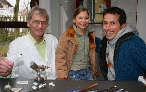 Willi, mit dem Augenprothetiker Arnold Greiner (links) und der 10-jährigen Hannah, die das räumliche Sehen erst wieder erlernen musste. – Bild: BR/​megaherz gmbh