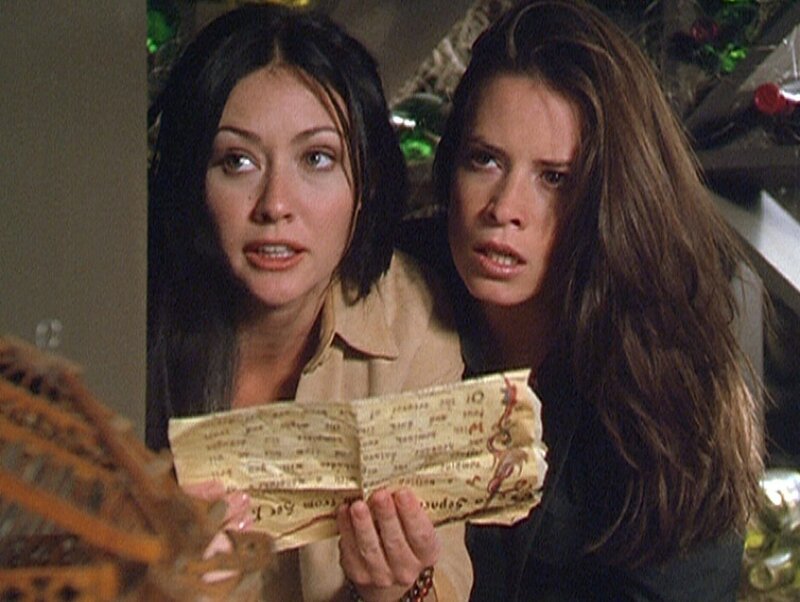 Ohne den Zauberspruch aus dem Buch der Schatten hätten Prue und Piper keine Chance, den Dämon zu vernichten. – Bild: Paramount Pictures