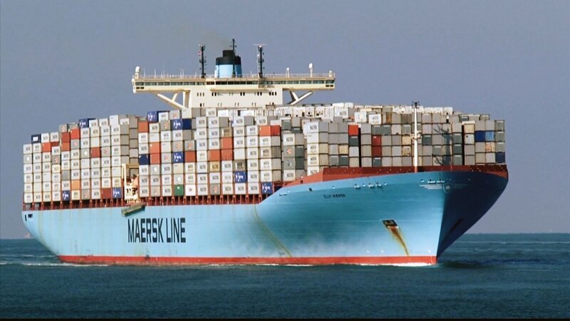 Einstein Frachtschiffe: Welcher Treibstoff macht die Schiffe nachhaltiger? Grosses Frachtschiff beladen mit Containers auf offener See – Bild: SRF
