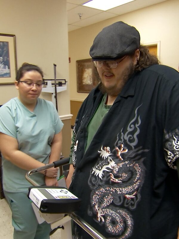 Justin gets weighed in at a doctor consultation. – Bild: TLC /​ Discovery Communications