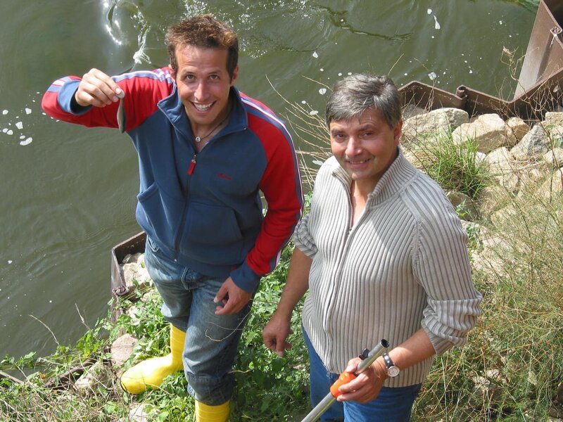 Willi Weitzel mit Thomas Gaumert an der Fischtreppe, einem künstlichen Wildbach, an dem die Fische ihre Flusswanderung fortsetzen können. – Bild: BR/​megaherz gmbh