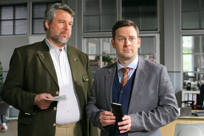 An der Seite von Kommissar Stadler (Dieter Fischer, l.) soll König (Mark-Alexander Solf, r.) Erfahrungen als Kommissar sammeln. – Bild: ZDF und Christian A Rieger