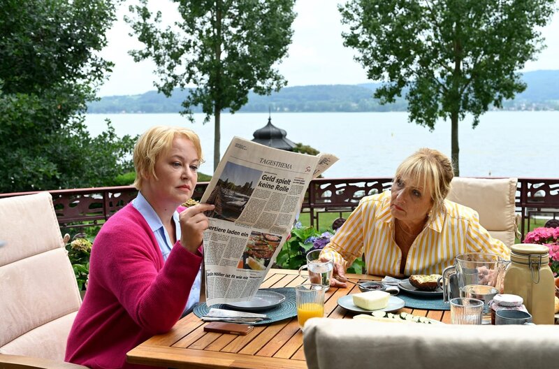 Nele Fehrenbach (Floriane Daniel, l.) ist von ihrer Mutter Mechthild Fehrenbach (Diana Körner, r.) genervt. Ständig stört Mechthild beim Zeitungslesen … – Bild: ARD/​Laurent Trümper