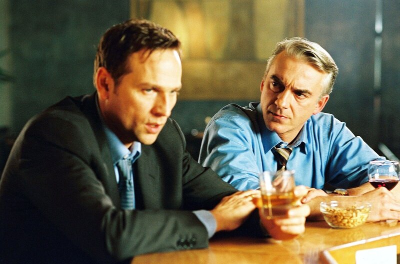 Christoph (Frank Behnke, l.) gesteht Felix (Christoph M. Ohrt, r.), eine Affäre mit Gabi gehabt zu haben. Der Fehltritt muss aber unbedingt geheim bleiben, um Christophs Ehe nicht zu gefährden … – Bild: SAT.1 /​ Hardy Spitz