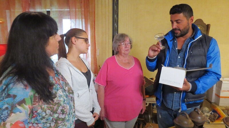 Von links: Tina und Celina, Mechthild und Sükrü Pehlivan. – Bild: RTL II