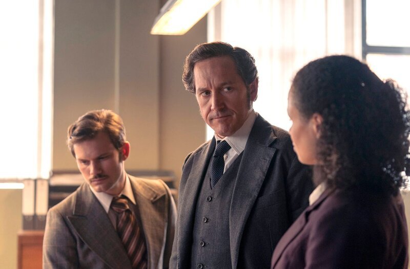 Dalgliesh muss mit Kate Miskin und Charles Masterson zusammenarbeiten. (v. l. n. r. Jeremy Irvine, Bertie Carval, Carlyss Peer) – Bild: WDR/​New Pictures & A3MI