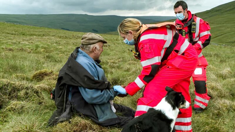 James Stubley (l) und Rachel Smith (m) beugen sich über einen Patienten im Moor – Bild: Discovery Networks /​ Air TV /​ Discovery Communications