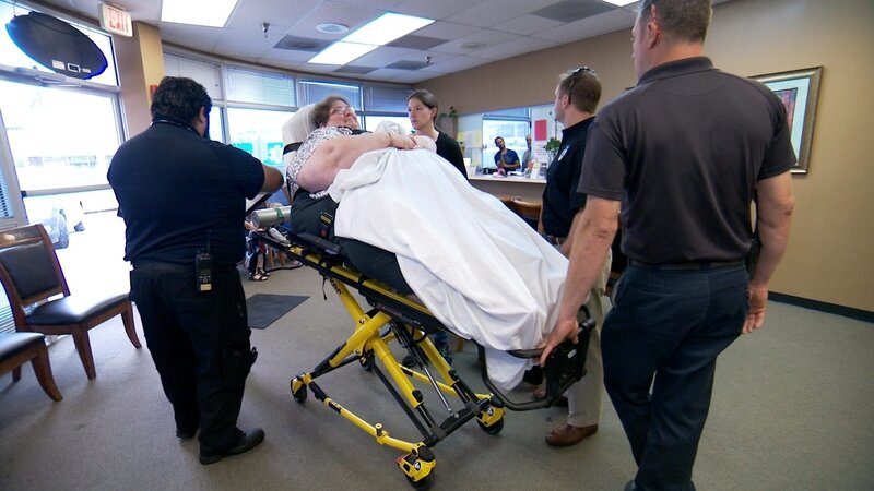 Diana is in the lobby of DrNows office after her consultation. – Bild: Discovery Communications