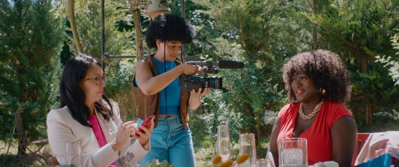 Anwältin Simone (Minh-Khai Phan-Thi, l.) und Modedesignerin Kisha (Thelma Buabeng, r.) werden von Sus (Rabea Lüthi, M.) mit der Kamera begleitet. – Bild: ZDF und Diara Sow