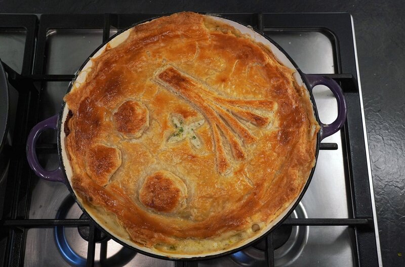 Leek Pie (Lauchkuchen) ist ein Klassiker der walisischen Küche. Die Zutaten: Lauch, Kartoffeln, Cheddar, Gewürze und Béchamelsoße unter einem Blätterteigmantel – Bild: Axel Lischke