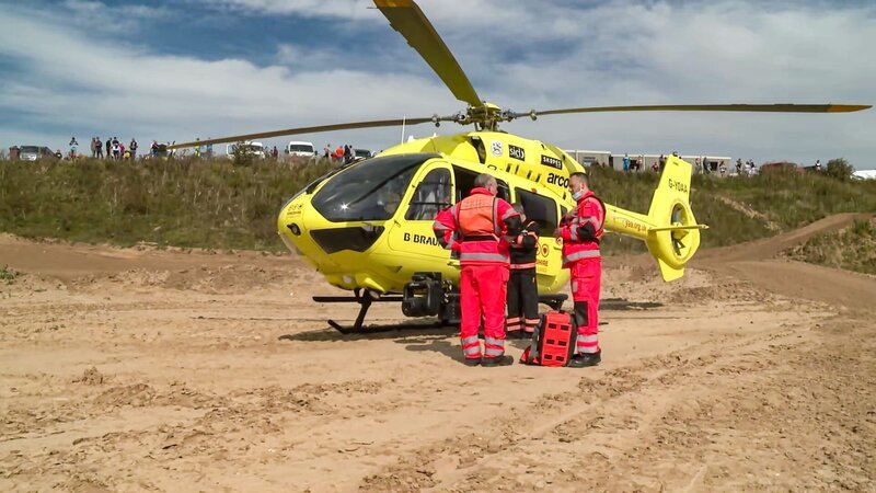 Der Hubschrauber ist auf einem Feldweg geparkt – Pete Vallance und Tyrone gehen zu Fuß. – Bild: Discovery Networks /​ Air TV /​ Discovery Communications