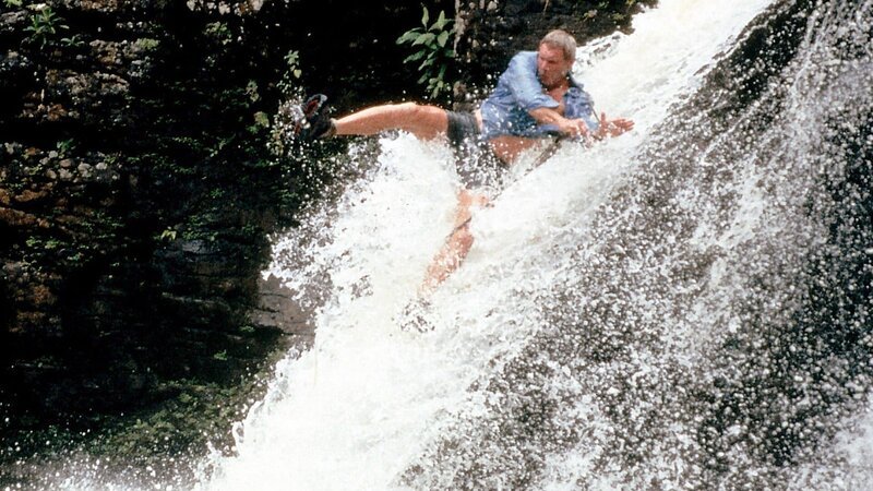 Quinn Harris (Harrison Ford) muss sein Leben riskieren, als er einen Wasserfall hinunterspringt, um den Piraten zu entkommen. – Bild: RTL Quinn Harris (Harrison Ford) muss sein Leben riskieren, als er einen Wasserfall hinunterspringt, um den Piraten zu entkommen. – Bild: RTL