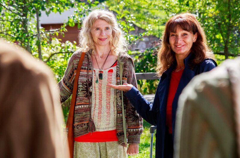 Überraschend hat Elli (Barbara Weinzierl, r.) Avas Mutter Moni (Katherina Mai, l.) aus Berlin mitgebracht. – Bild: ARD/​Benjamin Strobel