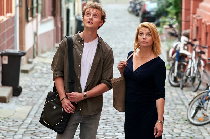 Annette (Annette Frier) möchte, dass Sohn Jeremy (David Nolden) endlich flügge wird. – Bild: MDR/​ARD Degeto/​Frank Dicks