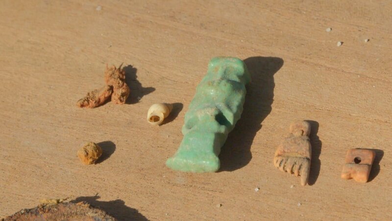 Grabbeigaben aus einem Kindersarg der späten Ptolemäerzeit in Philadelphia, Ägypten. – Bild: ZDF