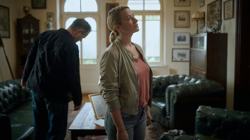 Bruno Lewandowski (Aurel Manthei, l.) und Theresa Wolff (Nina Gummich, r.) ermitteln im Verbindungshaus des Mordopfers. Wussten die anderen Verbindungsmitglieder von dessen Geheimnis? – Bild: ZDF /​ Felix Abraham