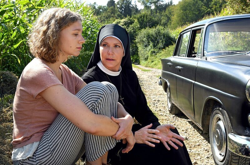 Anne Steiner (Luise Hart, l.) vertraut Schwester Hanna (Janina Hartwig, r.) an, dass sie ihre Hochzeit absagen will. Ihr zukünftiger Mann ist nach einem Lottogewinn völlig durchgedreht und nicht wiederzuerkennen. – Bild: ARD/​Barbara Bauriedl